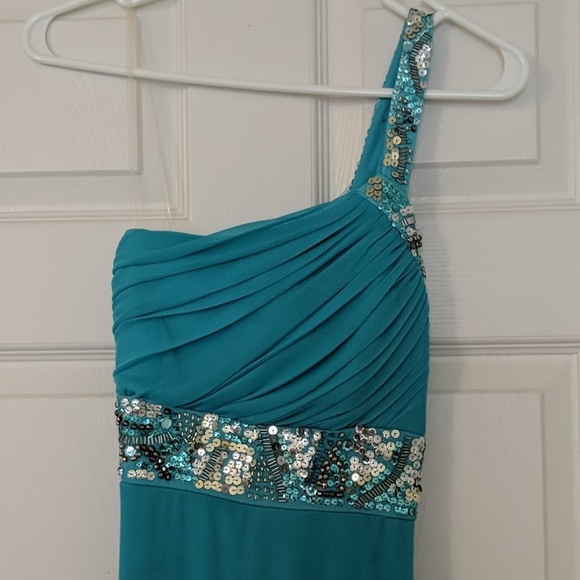 Formal Dress - Picture 2 of 3